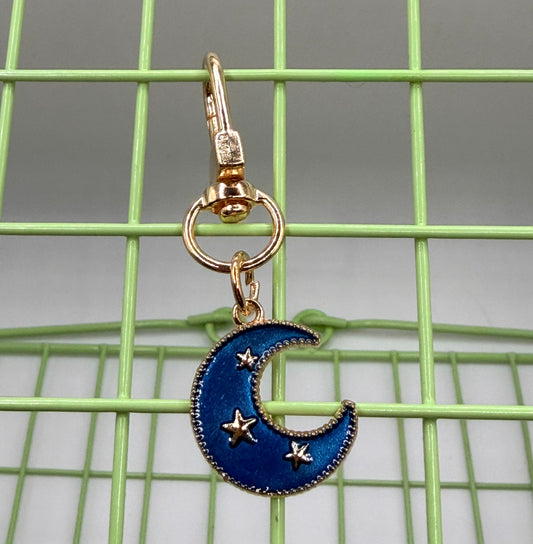 These dreamy gold and navy blue moon keychain and bag charms are great for gifts or building a keychain stack. Complete with inlay gold-finish stars, they are made of sturdy metal. 