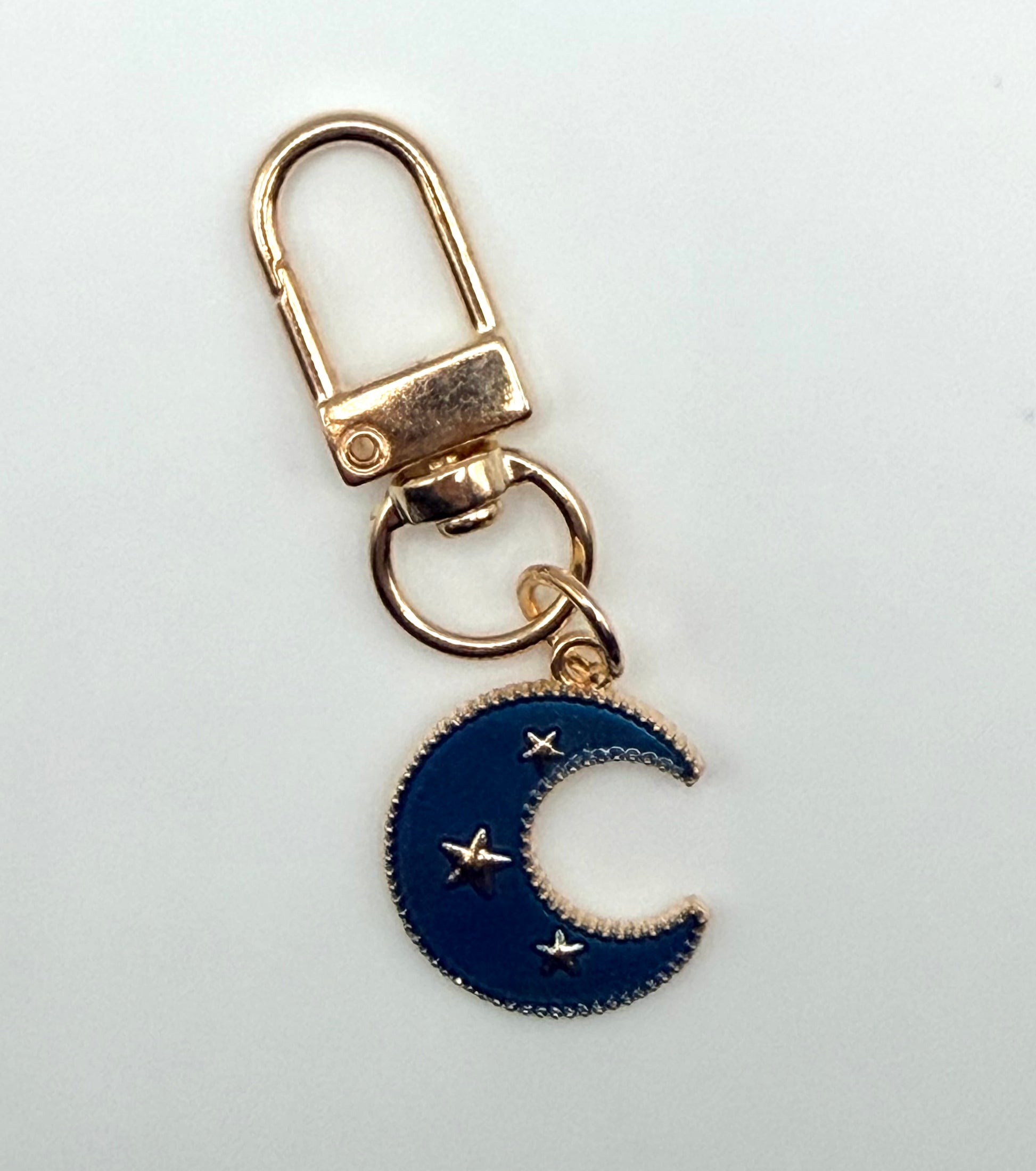 These dreamy gold and navy blue moon keychain and bag charms are great for gifts or building a keychain stack. Complete with inlay gold-finish stars, they are made of sturdy metal.&nbsp;