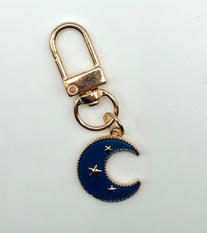 These dreamy gold and navy blue moon keychain and bag charms are great for gifts or building a keychain stack. Complete with inlay gold-finish stars, they are made of sturdy metal.&nbsp;